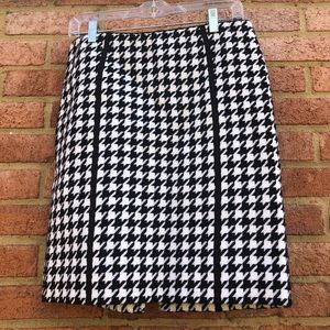 $8 bundle! White House Black Market wool blend pencil skirt. Size 6.